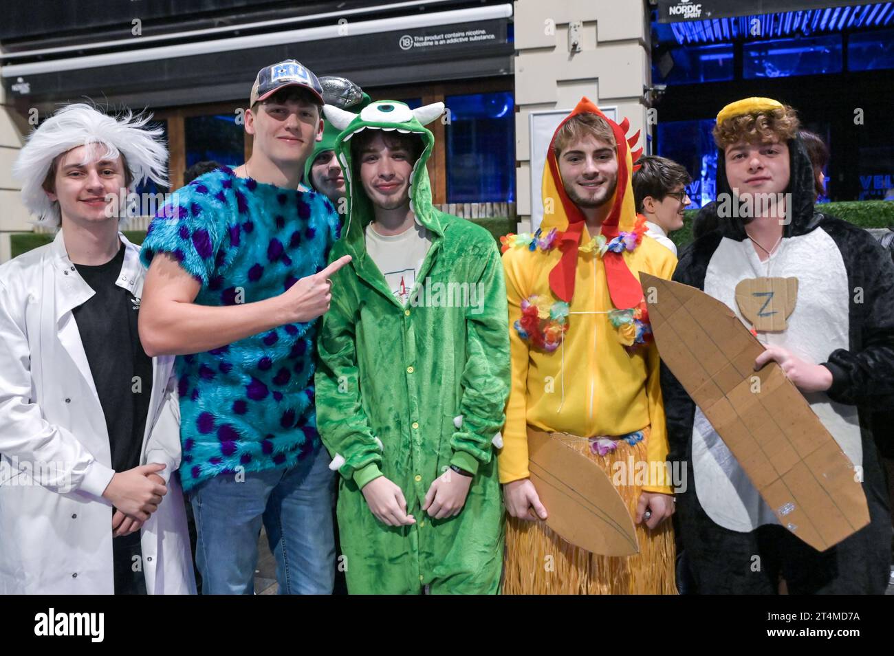 Broad Street, Birmingham, 31 ottobre 2023 - migliaia di festeggiamenti sono usciti martedì sera per festeggiare Halloween. La pioggia ha iniziato a diventare leggera, diventando pesante vicino a mezzanotte, ma ciò non ha smorzato gli spiriti. Alcuni hanno usato cappotti per ripararsi e altri hanno improvvisato con sacchetti di plastica sulla famigerata strada della vita notturna di Birmingham. Il Bier Bar di Heidi era tutto esaurito con una politica "one in, one out" imposta perché le code si estendevano lungo la strada in una delle loro notti più trafficate dell'anno. Nonostante il freddo e il clima umido, ciò non ha impedito alcuni costumi sorprendenti, tra cui un ragazzo con una felpa con cappuccio Just Stop Oil arancione, Una donna dr Foto Stock