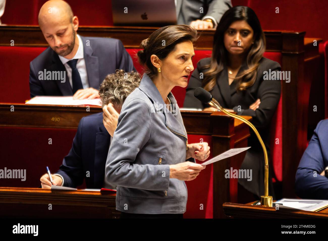 Parigi, Francia. 31 ottobre 2023. Amélie Oudéa-Castéra, ministro dello sport e dei Giochi olimpici e paraolimpici, interviene durante le interrogazioni alla sessione del governo all'Assemblea nazionale. Una sessione settimanale di domande al governo francese all'Assemblea Nazionale al Palais Bourbon, a Parigi. (Foto di Telmo Pinto/SOPA Images/Sipa USA) credito: SIPA USA/Alamy Live News Foto Stock