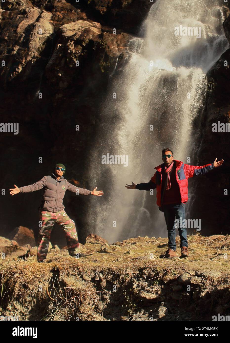 Tawang, Arunachal Pradesh, India - 7 dicembre 2019: I turisti si godono la natura incontaminata davanti alla splendida cascata Nuranang o Jang Foto Stock