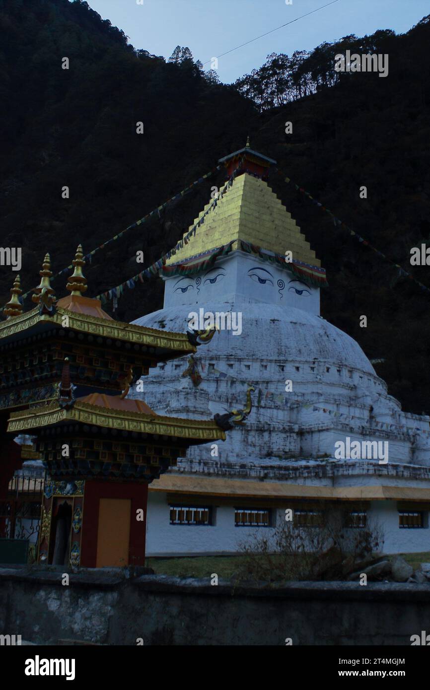 famoso gorsam chorten o stupa di zemithang, il popolare luogo religioso si trova vicino al confine indo-cinese nel distretto di tawang di arunachal pradesh, in Foto Stock