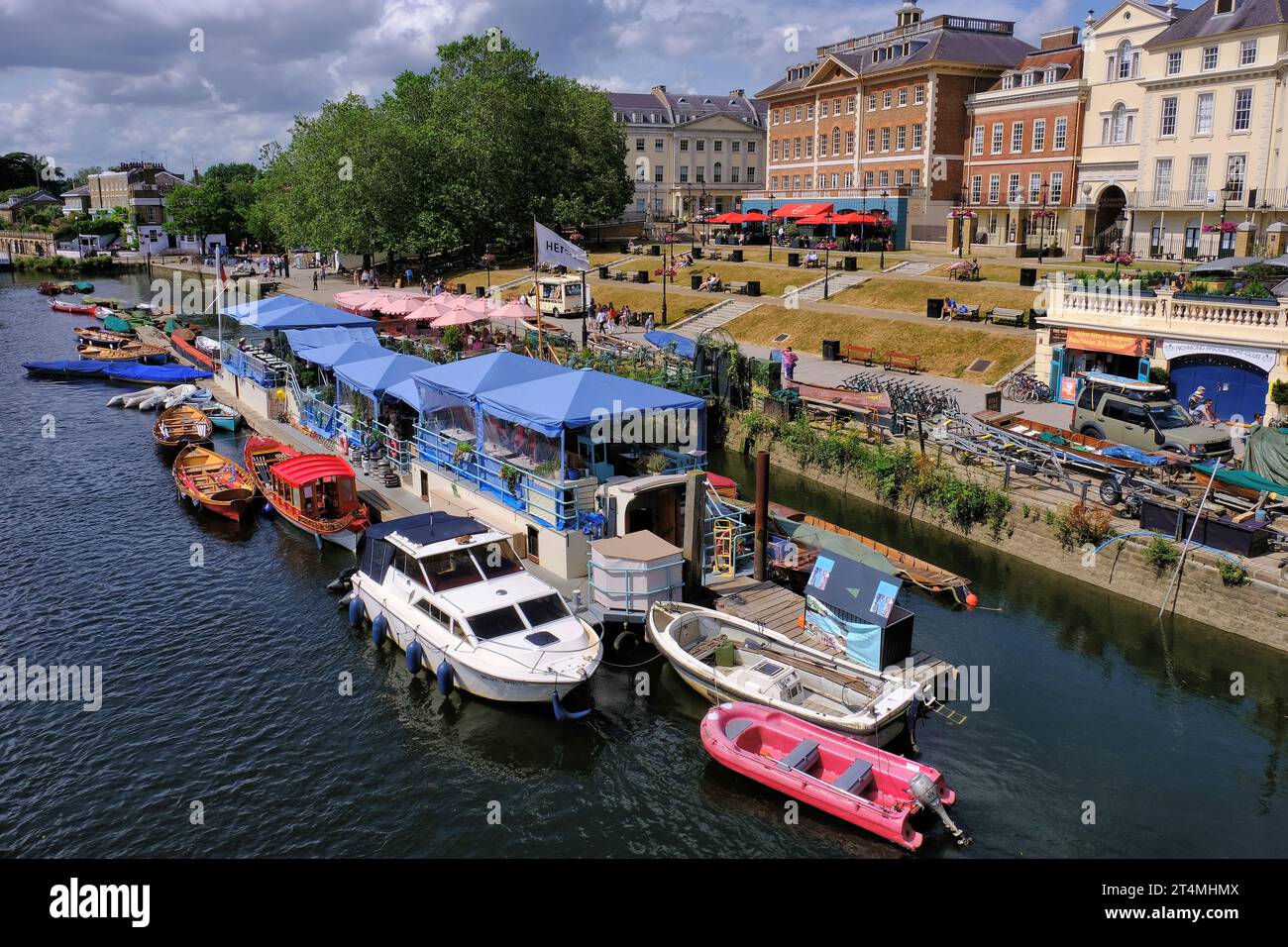 Richmond upon Thames: Barche colorate ed edifici lungo il fiume Richmond dal Richmond Bridge, Londra sud-ovest, Inghilterra, Regno Unito Foto Stock