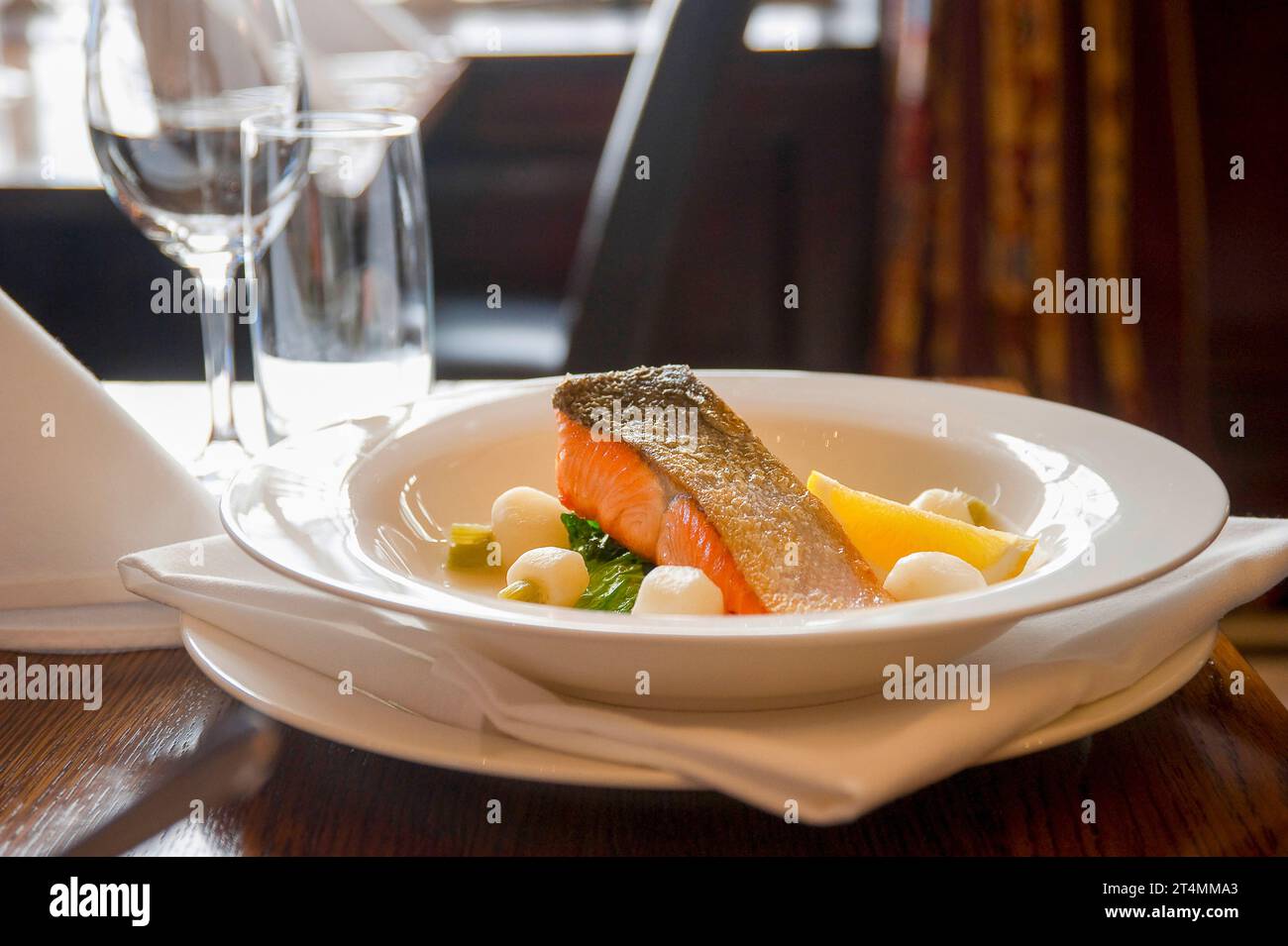 Piatto di salmone in un raffinato ristorante Foto Stock