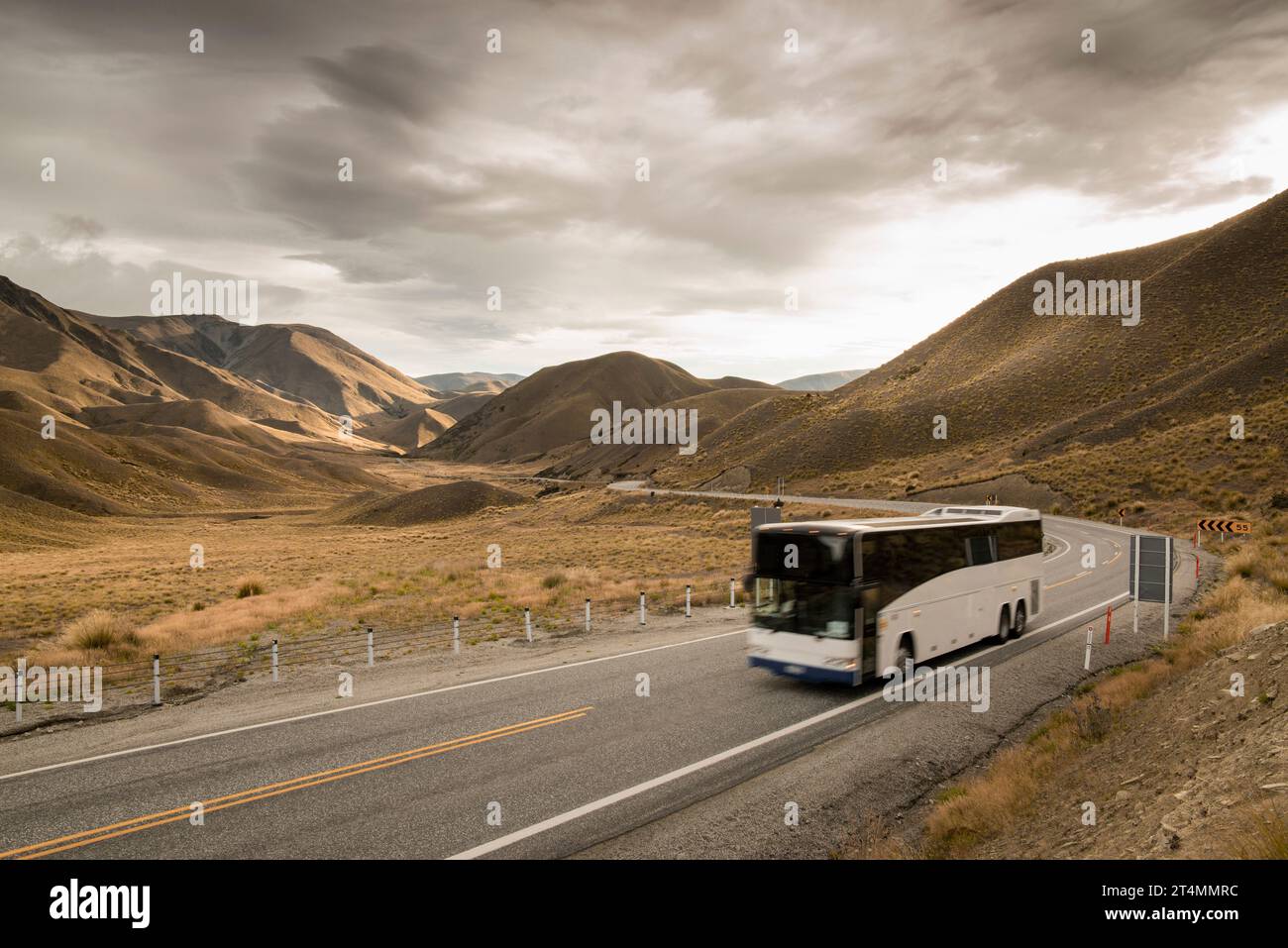 Tour in pullman o autobus, Lindis Pass, Otago, nuova Zelanda Foto Stock