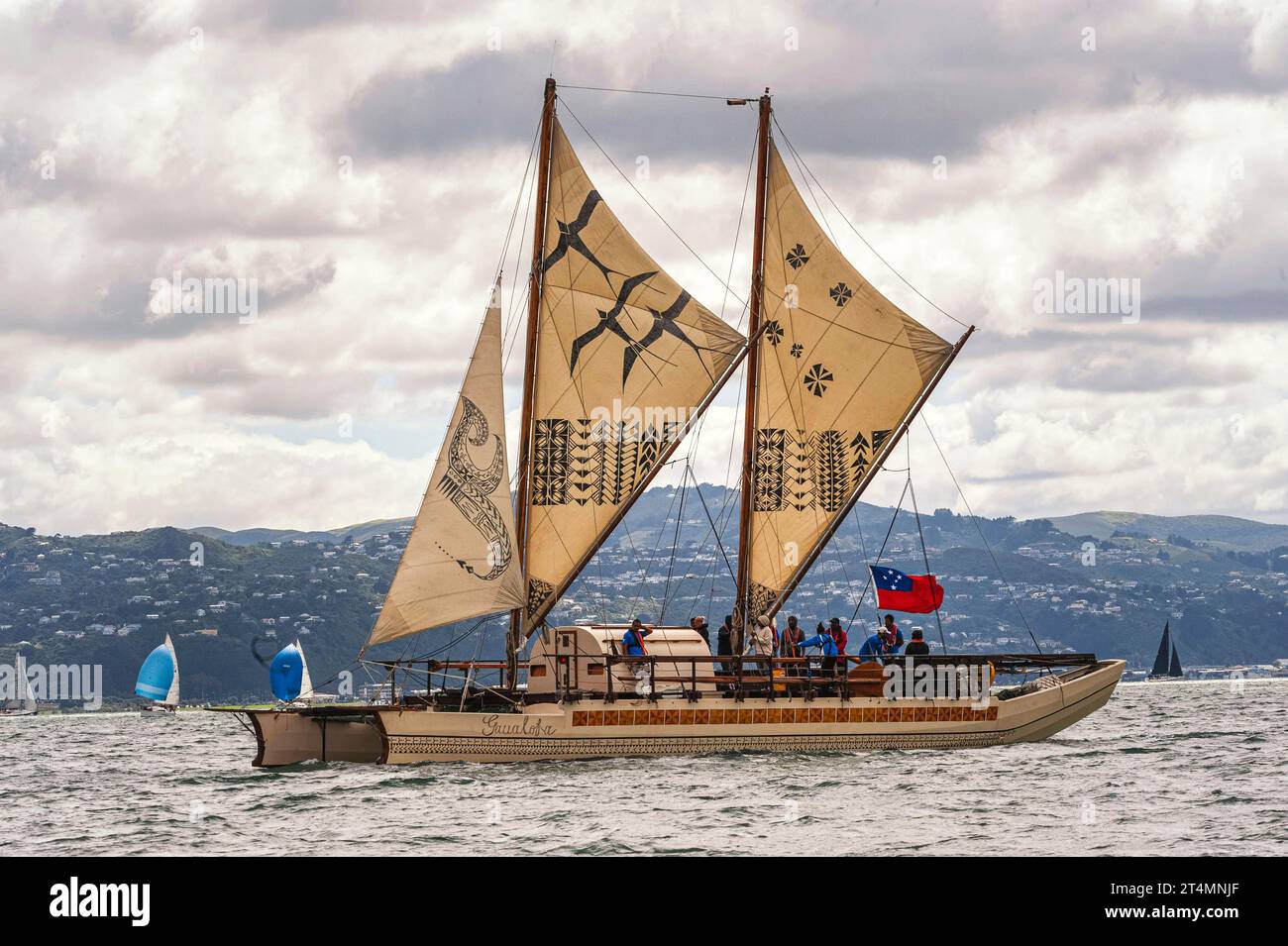 Tradizionale Samoan a doppio scafo, canoa sull'oceano Gaualofa che naviga sul porto di Wellington Foto Stock