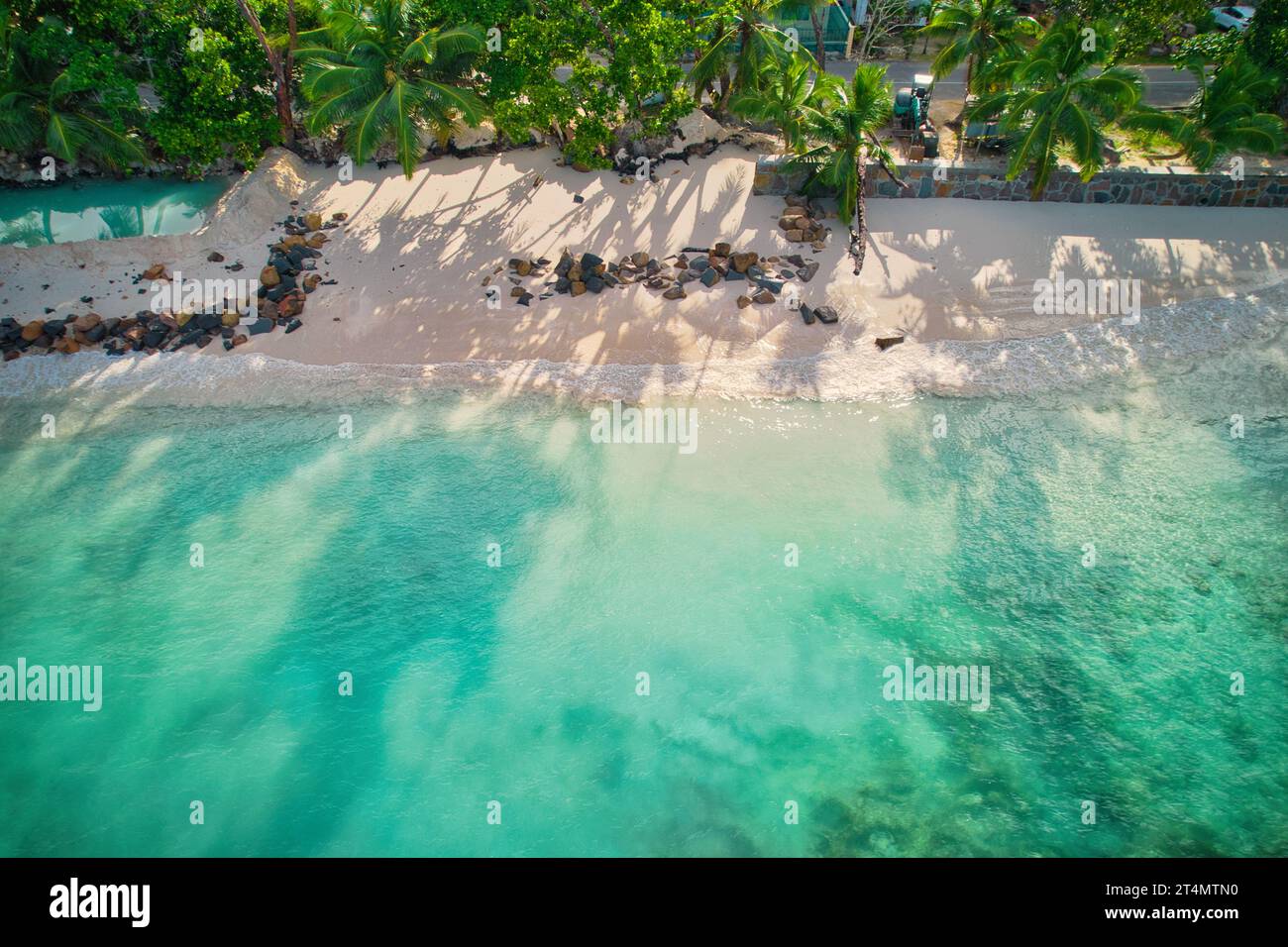 Drone di baie lazare Beach, effetti del cambiamento climatico, riscaldamento globale, perdita della costa, costruzione di un muro per proteggere la terra, Mahe Seychelles Foto Stock