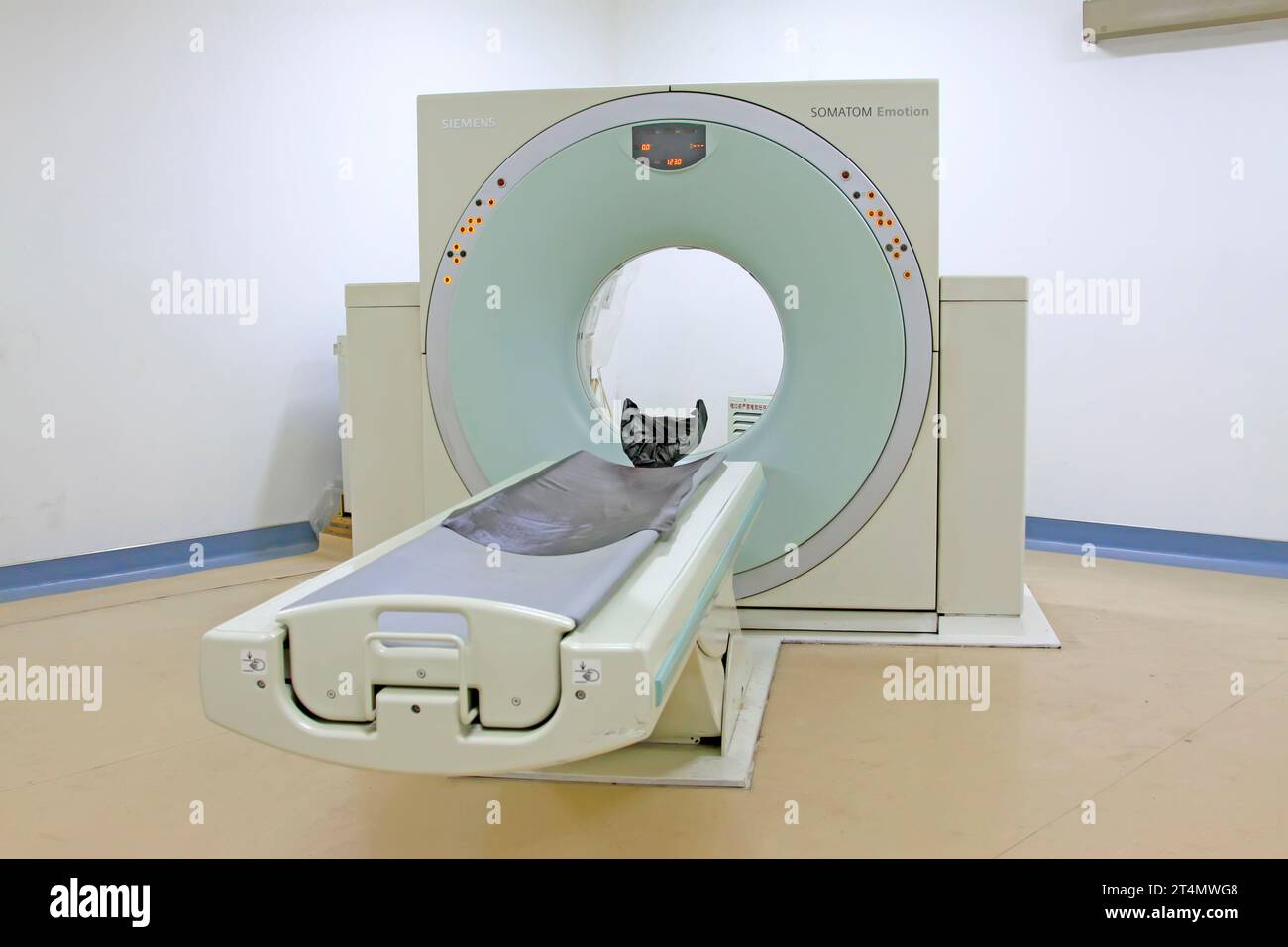 Scanner di tomografia computerizzata in laboratorio ospedaliero, primo piano della foto Foto Stock