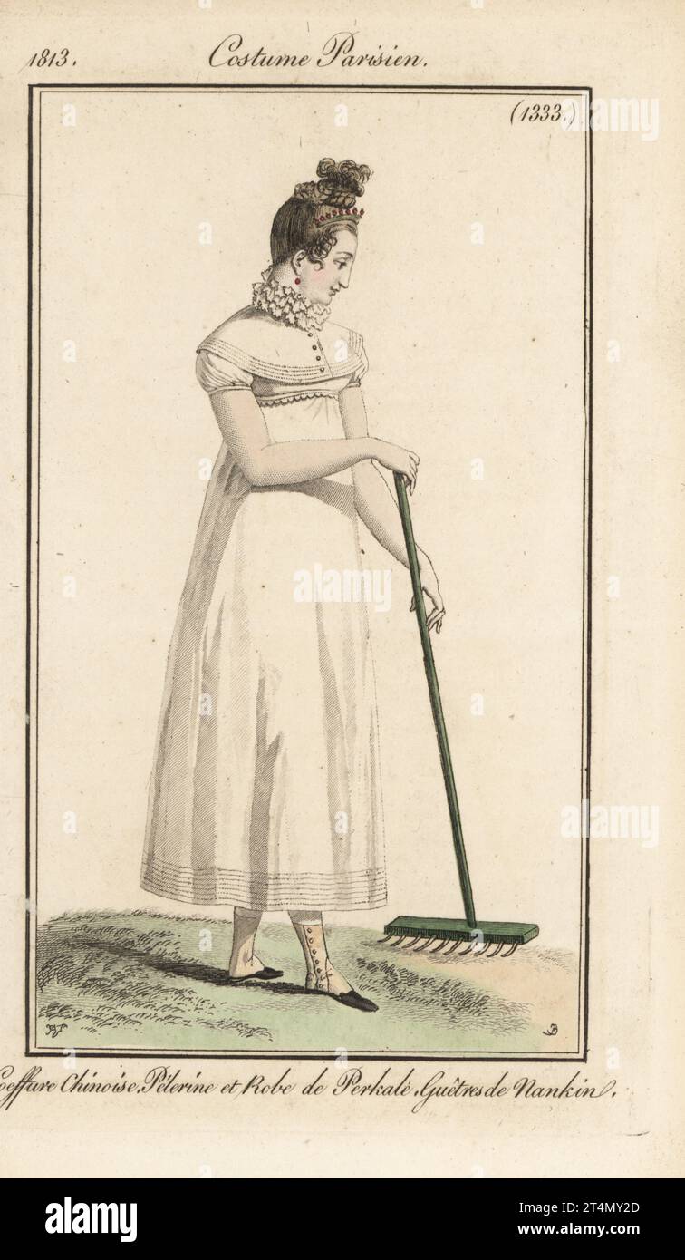 Bellezza francese rastrellare un giardino, 1813. Indossa i capelli legati in stile cinese, vesti con colletto a mantello in cotone percale e ghette in cotone Nankeen. Coeffure Chinoise, Pelerine et Robe de Perkale, Guetres de Nankin. Incisione a mano su copperplate di Jean Charles Baquoy dopo un piatto di moda di Horace Vernet dal Journal des Dames et des Modes di Pierre de la Mesangere, Magazine of Women and Fashion, Parigi, 1813. Foto Stock