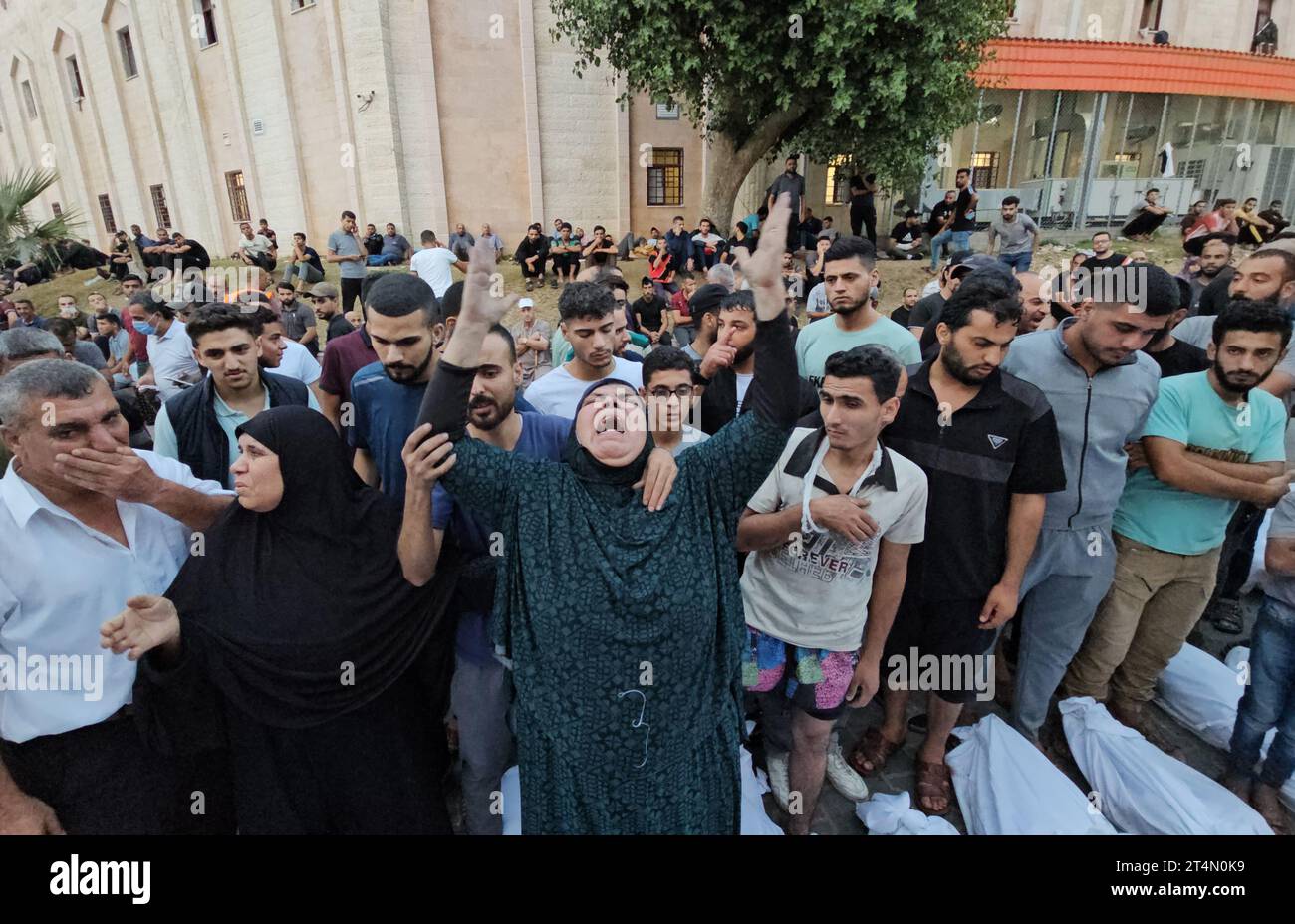 Jabalia, Gaza. 31 ottobre 2023. I palestinesi piangono le loro vittime dopo gli attacchi aerei israeliani sul campo profughi di Jabalia nel nord di Gaza, martedì 31 ottobre 2023. Decine di palestinesi, compresi bambini, sono stati uccisi in una serie di attacchi aerei israeliani sul campo profughi di Jabalia, ha dichiarato martedì il portavoce del ministero dell'interno. Gli attacchi israeliani continuano il 25° giorno a Gaza. Foto di Anas Jamal/ Credit: UPI/Alamy Live News Foto Stock