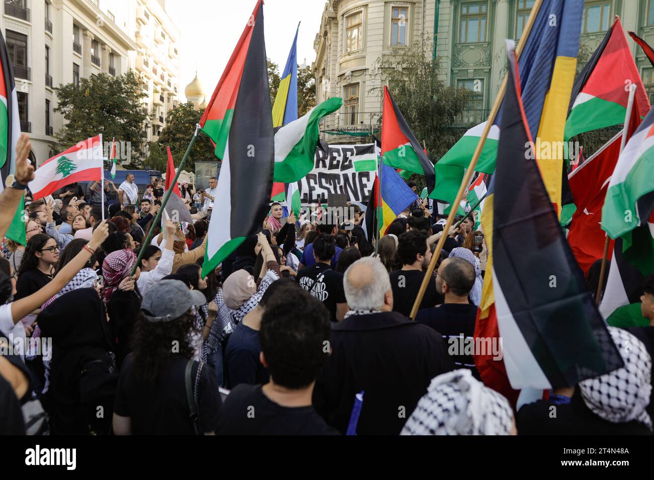 Bucarest, Romania - 21 ottobre 2023: La gente partecipa a una manifestazione di solidarietà con i palestinesi a Gaza, a Bucarest, Romania. Foto Stock