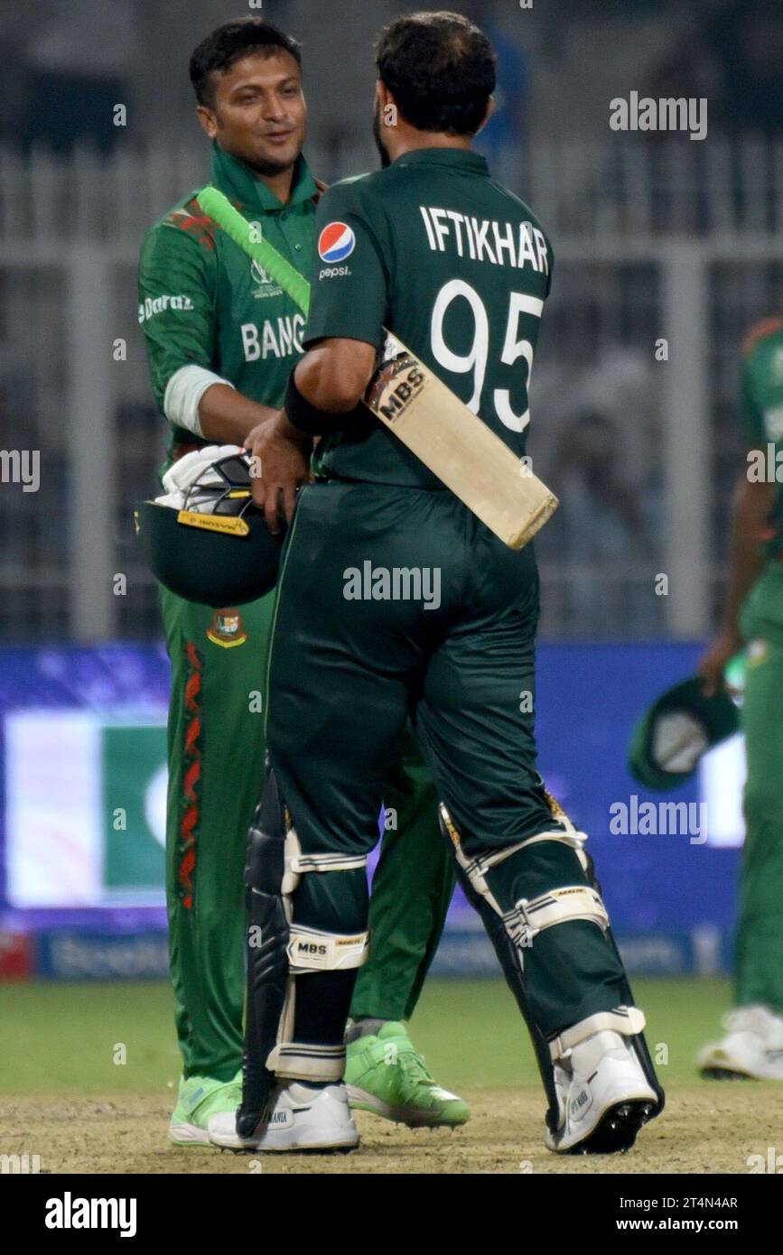 Kolkata, India. 31 ottobre 2023. Il capitano del Bangladesh Shakib al Hasan e il pakistano Fakhar Zaman in azione durante la partita della ICC Men's Cricket World Cup tra Pakistan e Bangladesh all'Eden Gardens Stadium. Il 31 ottobre 2023 a Calcutta, in India. (Immagine di credito: © Dipa Chakraborty/eyepix via ZUMA Press Wire) SOLO USO EDITORIALE! Non per USO commerciale! Foto Stock