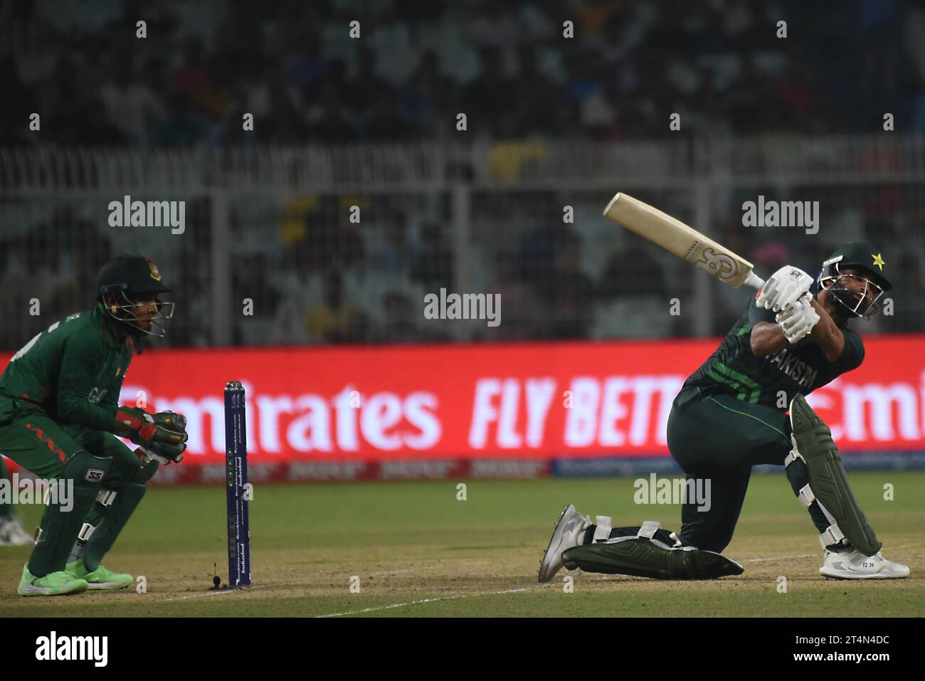 Kolkata, India. 31 ottobre 2023. Il pakistano Fakhar Zaman colpisce durante la partita della ICC Men's Cricket World Cup tra Pakistan e Bangladesh all'Eden Gardens Stadium. Il 31 ottobre 2023 a Calcutta, in India. (Immagine di credito: © Dipa Chakraborty/eyepix via ZUMA Press Wire) SOLO USO EDITORIALE! Non per USO commerciale! Foto Stock