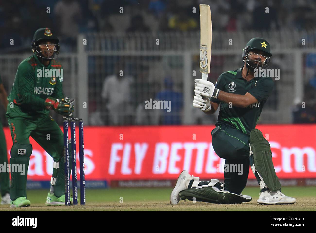 Kolkata, India. 31 ottobre 2023. Il pakistano Fakhar Zaman colpisce durante la partita della ICC Men's Cricket World Cup tra Pakistan e Bangladesh all'Eden Gardens Stadium. Il 31 ottobre 2023 a Calcutta, in India. (Immagine di credito: © Dipa Chakraborty/eyepix via ZUMA Press Wire) SOLO USO EDITORIALE! Non per USO commerciale! Foto Stock