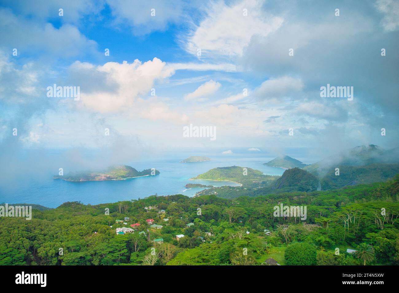 Foto con drone del parco marino di Port Launay, Therese An Conception Island, area residenziale, vegetazione, cielo nuvoloso, Mahe Seychelles 2 Foto Stock