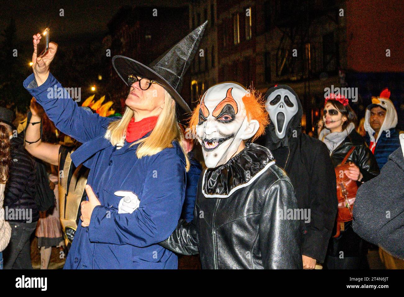 New York, USA. 31 ottobre 2023. Le persone indossano costumi mentre partecipano alla 50a parata annuale di Halloween del Villaggio a Manhattan. Crediti: Enrique Shore/Alamy Live News Foto Stock