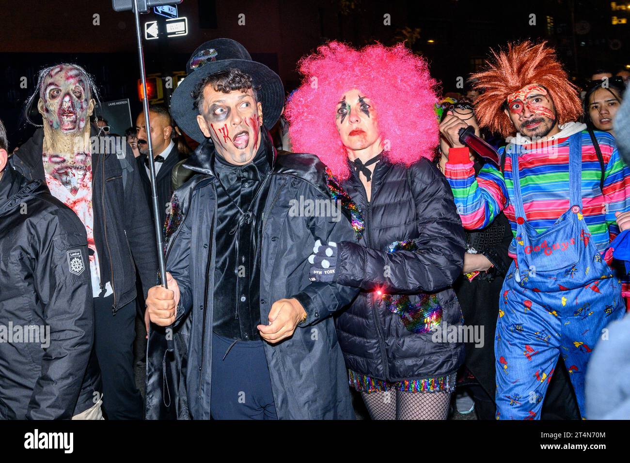 New York, USA. 31 ottobre 2023. Le persone indossano costumi mentre partecipano alla 50a parata annuale di Halloween del Villaggio a Manhattan. Crediti: Enrique Shore/Alamy Live News Foto Stock