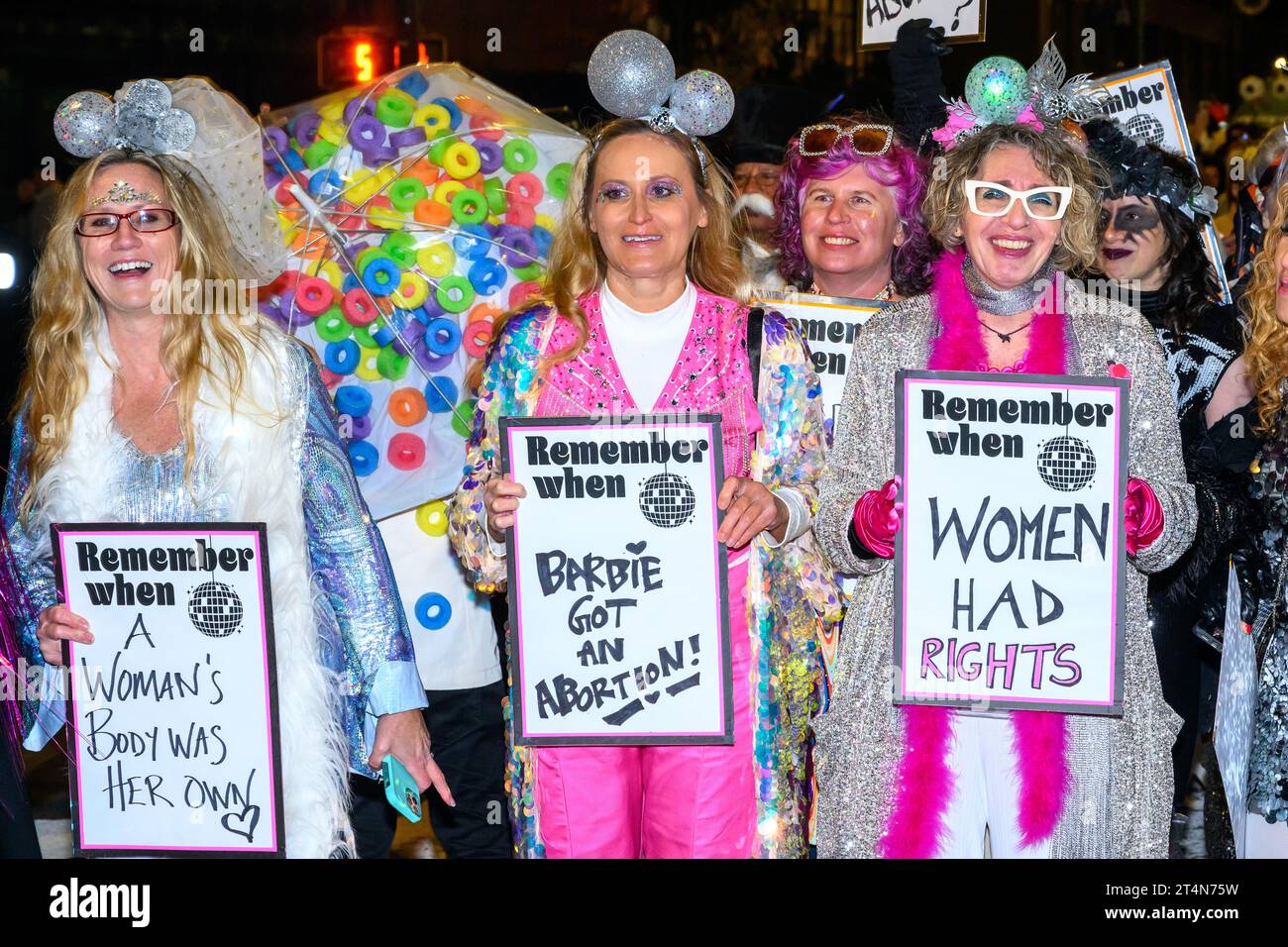 New York, USA. 31 ottobre 2023. Un gruppo di 'Gays agasint Guns' partecipa alla 50a parata annuale di Halloween del Villaggio a Manhattan. Crediti: Enrique Shore/Alamy Live News Foto Stock