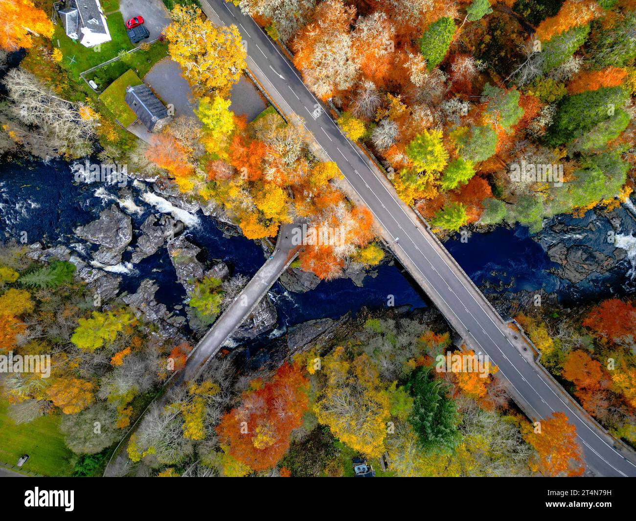Vista aerea dei vecchi e nuovi ponti che attraversano il fiume Moriston, circondato da boschi dai colori autunnali a Invermoriston, Scozia, Regno Unito Foto Stock