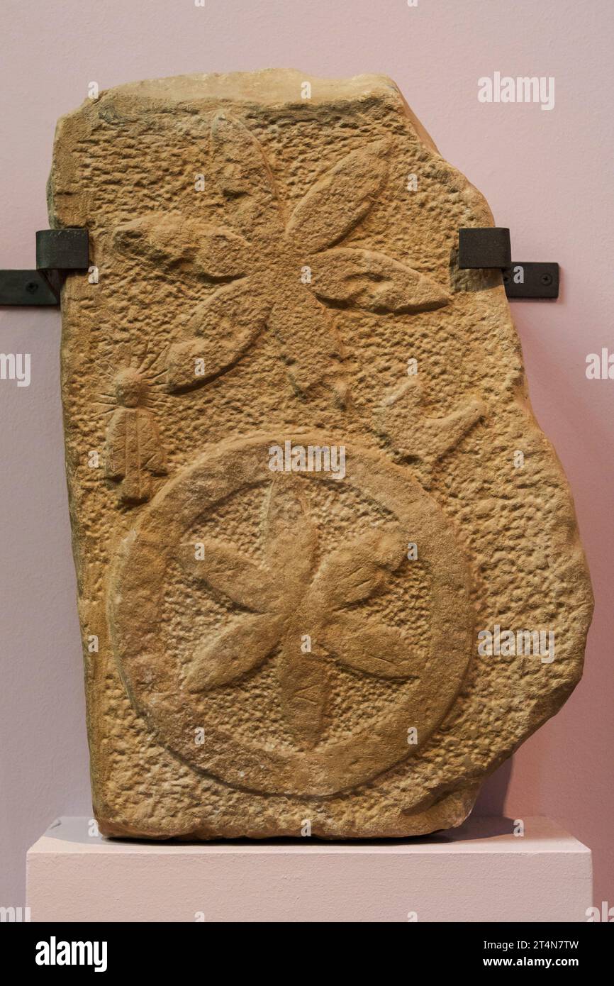 Bassorilievo di Kripan, primo medioevo, bassorilievo in pietra arenaria, Museo di Arte Sacra di Vitoria-Gasteiz, Cattedrale di María Inmaculada, Álava, Spagna Foto Stock