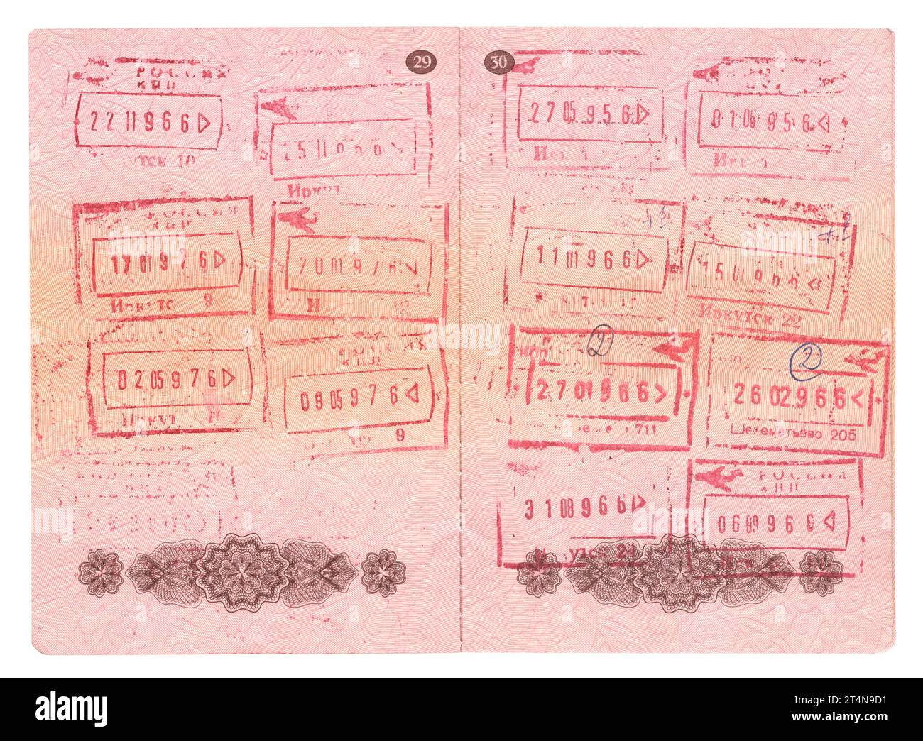 Timbri di controllo passaporti in un documento di viaggio Foto Stock