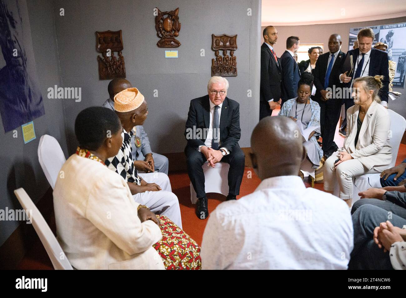 Songea, Tanzania. 1 novembre 2023. Il presidente tedesco Frank-Walter Steinmeier visita il Museo Maji-Maji nel parco memoriale di Songea e parla lì con i discendenti degli eroi della guerra Maji-Maji. Secondo le stime tanzaniane, la cosiddetta guerra Maji-Maji del 1905-1907 costò la vita a 300.000 persone. Crediti: Bernd von Jutrczenka/dpa/Alamy Live News Foto Stock