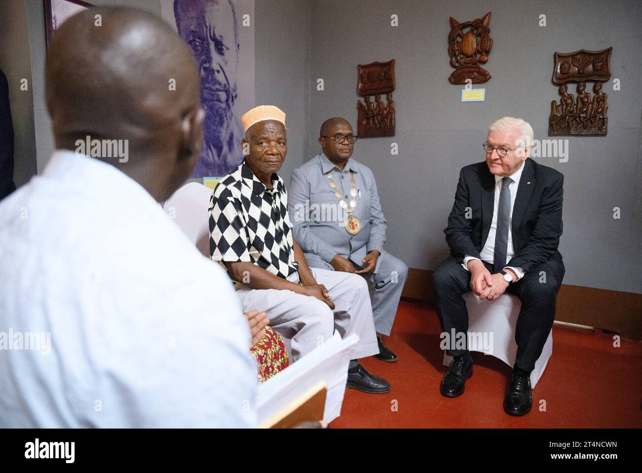 Songea, Tanzania. 1 novembre 2023. Il presidente tedesco Frank-Walter Steinmeier visita il Museo Maji-Maji nel parco memoriale di Songea e parla lì con i discendenti degli eroi della guerra Maji-Maji. Secondo le stime tanzaniane, la cosiddetta guerra Maji-Maji del 1905-1907 costò la vita a 300.000 persone. Crediti: Bernd von Jutrczenka/dpa/Alamy Live News Foto Stock