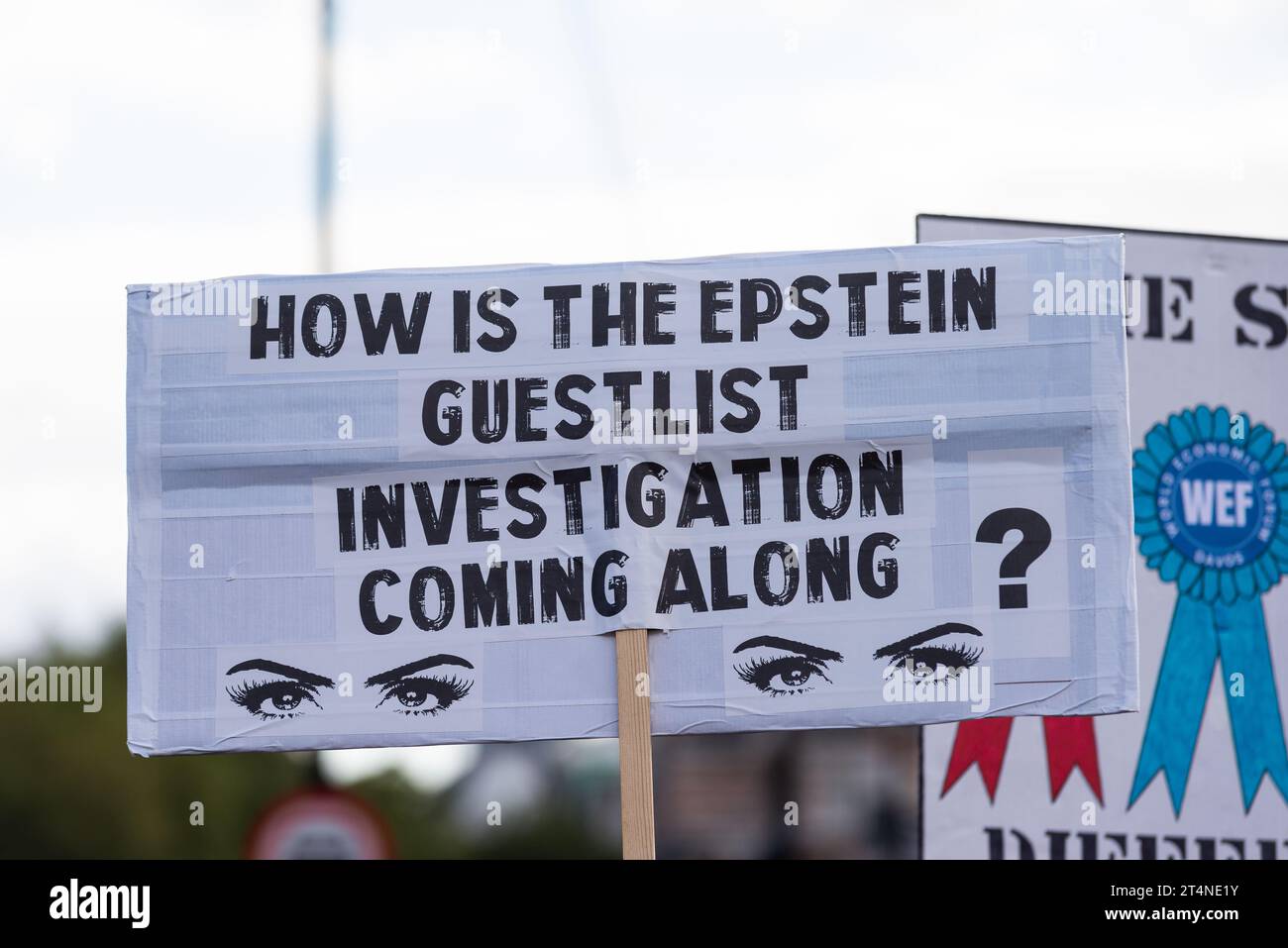 I manifestanti che prendono parte a un Rally per la libertà, protestando contro una varietà di forme di controllo del governo. Riferimento indagine sulla lista degli ospiti di Epstein Foto Stock