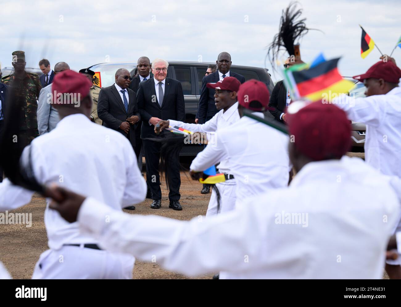Songea, Tanzania. 1 novembre 2023. Il presidente tedesco Frank-Walter Steinmeier viene accolto all'aeroporto di Songea da Labian Thomas (r), primo ministro di Ruvuma, Damas Ndumbaro (2° da sinistra), ministro delle arti, della cultura e dello sport e un gruppo di danza. Ha concluso il suo viaggio in Tanzania mercoledì con un contributo a venire a patti con il passato coloniale della Germania e ha incontrato famiglie a Songea i cui antenati sono morti in una guerra combattuta brutalmente nella colonia dell'Africa orientale tedesca. Crediti: Bernd von Jutrczenka/dpa/Alamy Live News Foto Stock