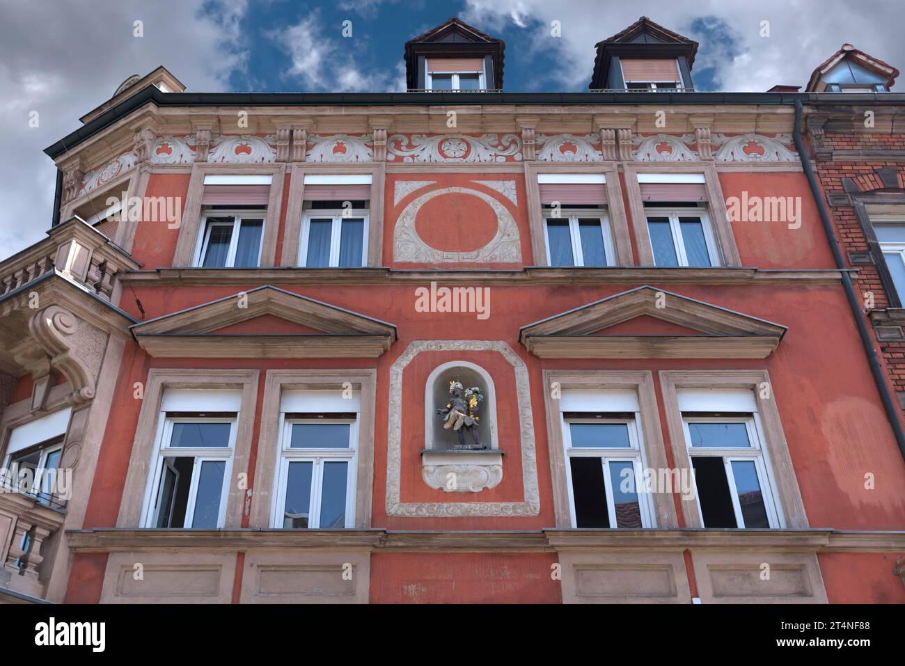 Facciata Art Nouveau con la figura simbolica del Mohrenapotheke costruito intorno al 1900, Erlangen, Franconia centrale, Baviera, Germania Foto Stock