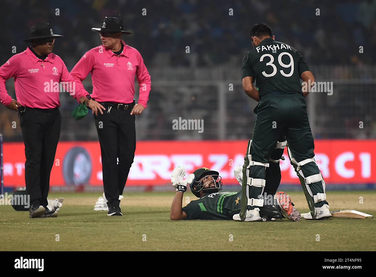 Non esclusiva: 31 ottobre 2023, Calcutta, India: Il capitano del Bangladesh Shakib al Hasan e il pakistano Fakhar Zaman in azione durante la partita dell'ICC Foto Stock