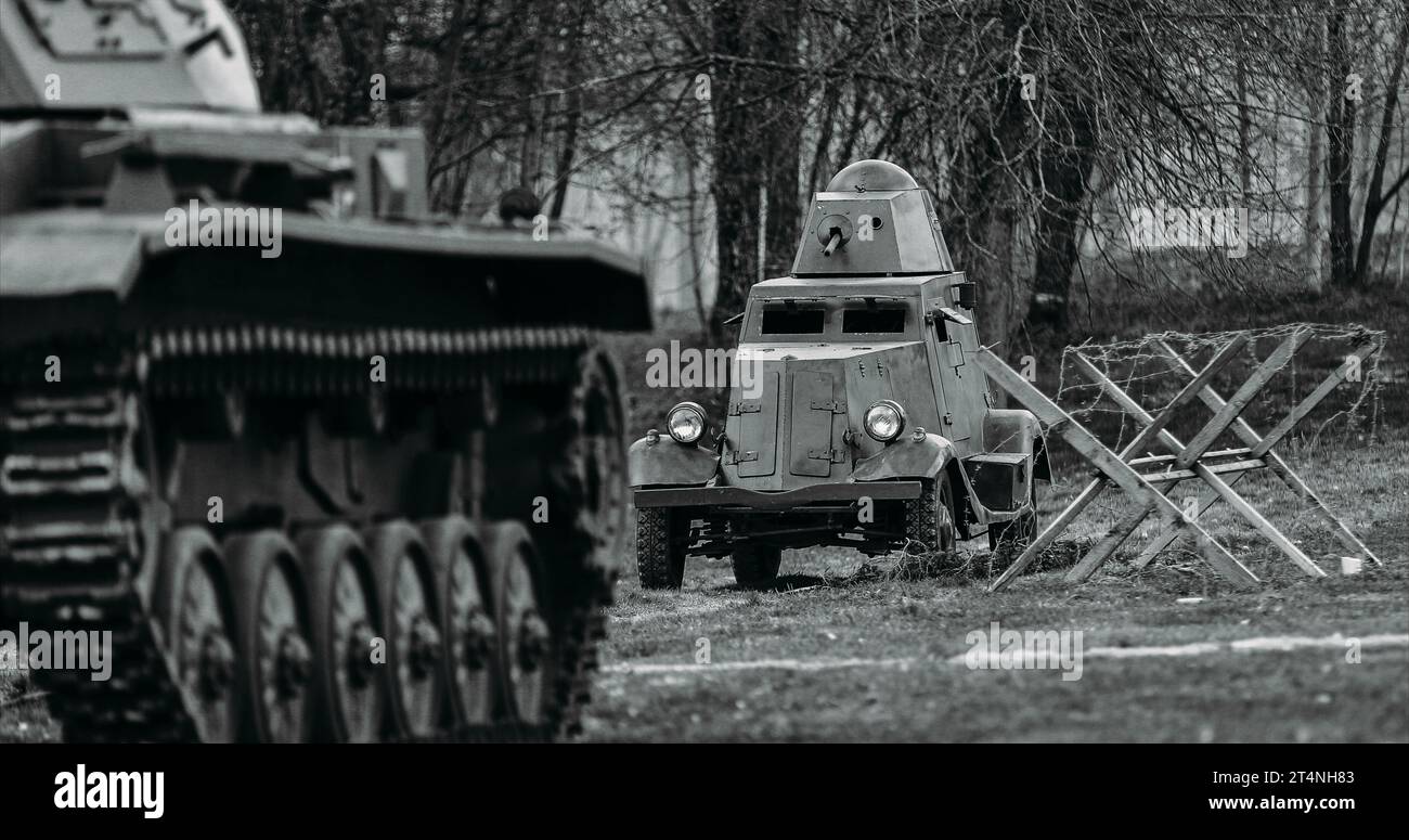 Abbandonato il carro armato tedesco Panzer della Wehrmacht e il veicolo da combattimento blindato russo sovietico dopo la battaglia. Ricostruzione delle battaglie della seconda guerra mondiale. Bianco e nero Foto Stock