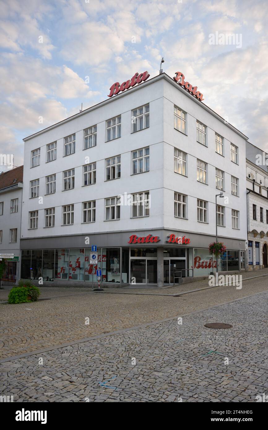 Znojmo, Moravia, Repubblica Ceca - settembre 30 2023: Esterno del Bata Shoe Shop Building in Piazza Horni Namesti. Foto Stock