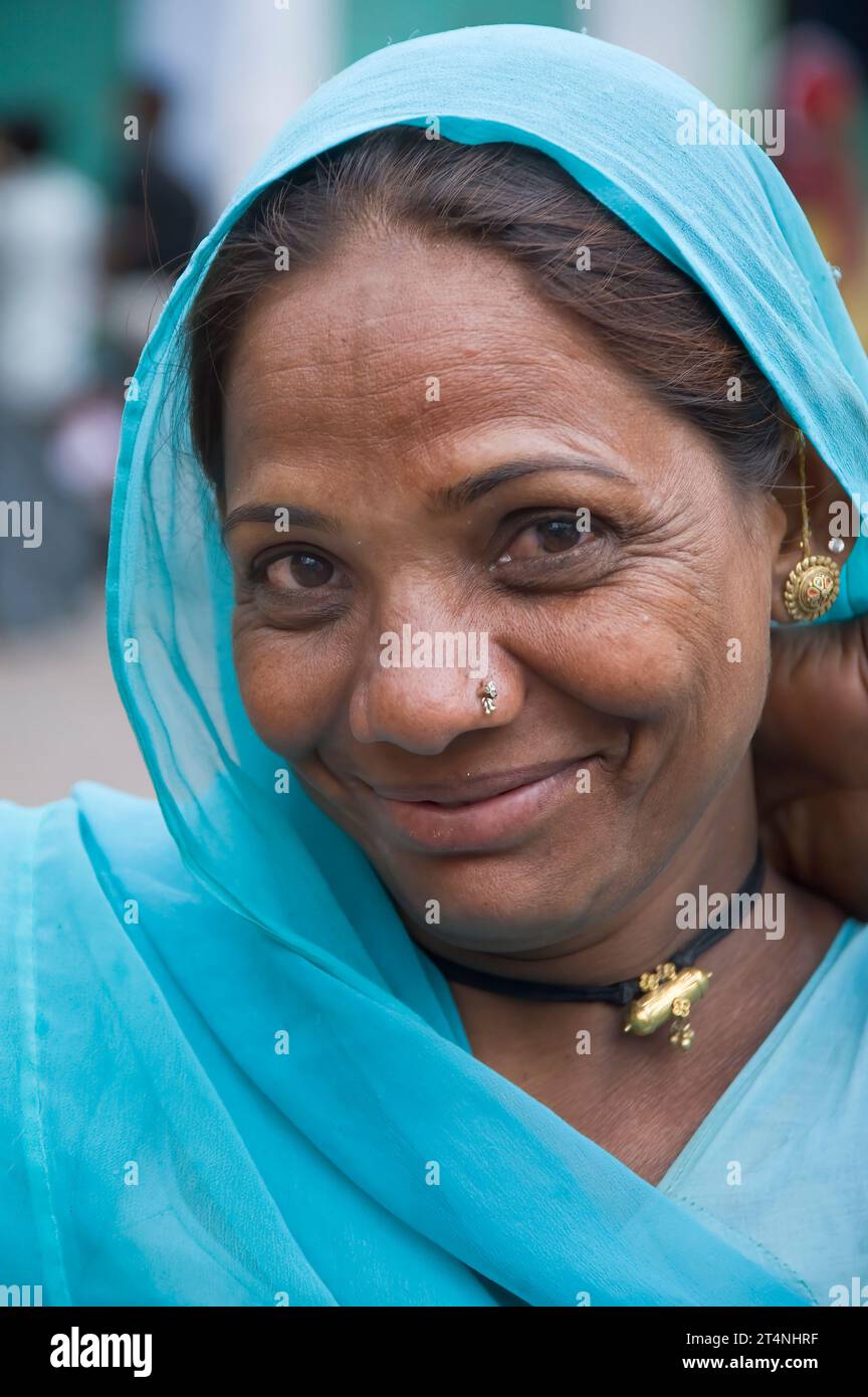 Ritratto di una donna indiana, mercato di Udaipur, Rajasthan, India Foto Stock