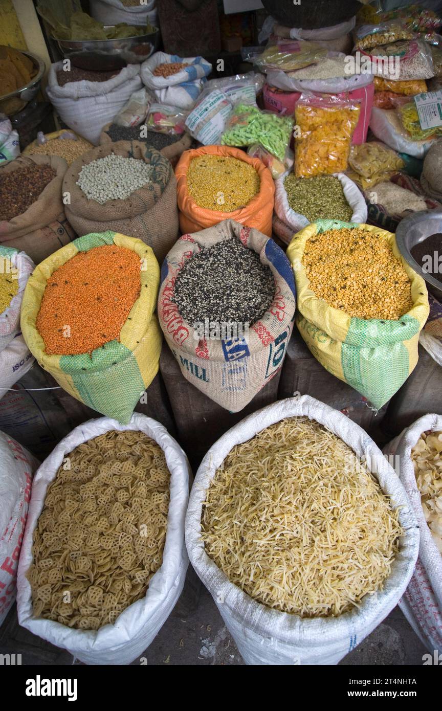 Stand delle spezie, mercato di Udaipur, Rajasthan, India Foto Stock