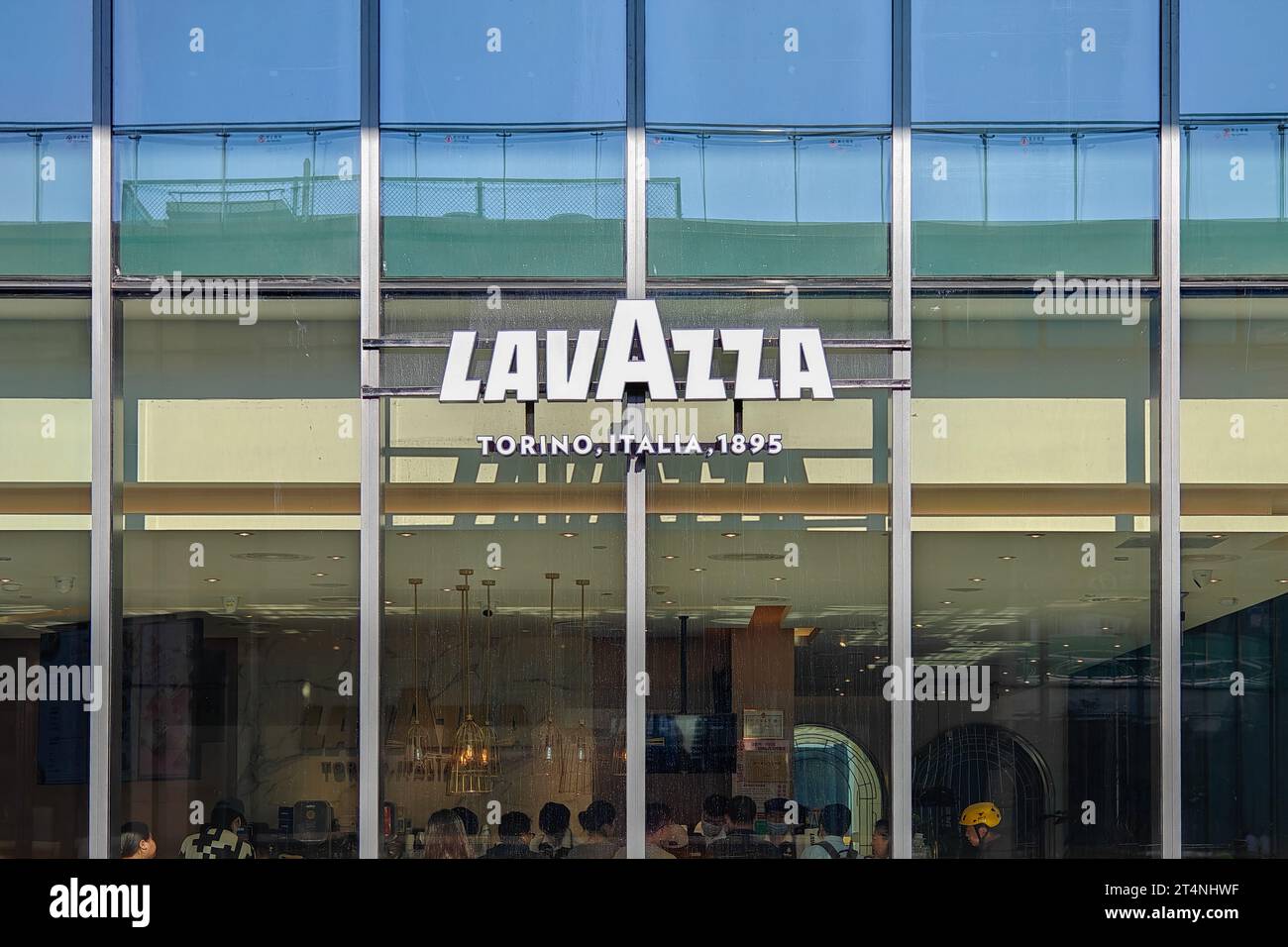 SHANGHAI, CINA - 27 OTTOBRE 2023 - clienti all'interno di LAVAZZA Cafe a Shanghai, Cina, 1 novembre 2023. Foto Stock