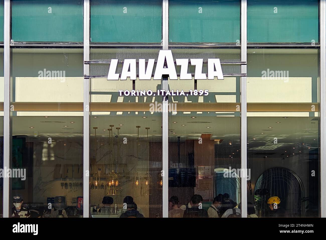 SHANGHAI, CINA - 27 OTTOBRE 2023 - clienti all'interno di LAVAZZA Cafe a Shanghai, Cina, 1 novembre 2023. Foto Stock