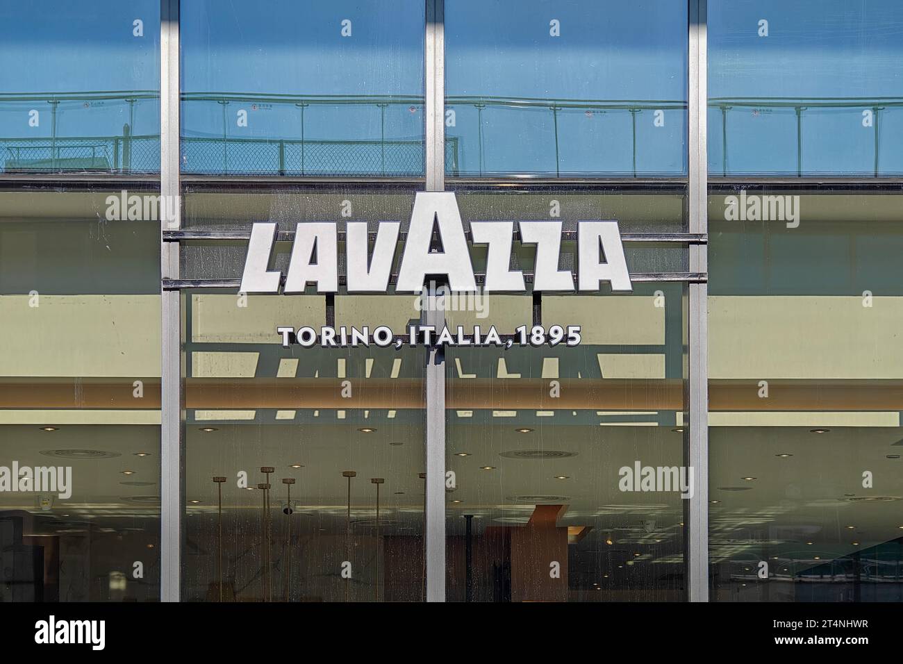 SHANGHAI, CINA - 27 OTTOBRE 2023 - clienti all'interno di LAVAZZA Cafe a Shanghai, Cina, 1 novembre 2023. Foto Stock