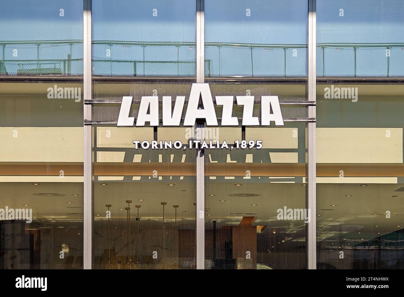 SHANGHAI, CINA - 27 OTTOBRE 2023 - clienti all'interno di LAVAZZA Cafe a Shanghai, Cina, 1 novembre 2023. Foto Stock