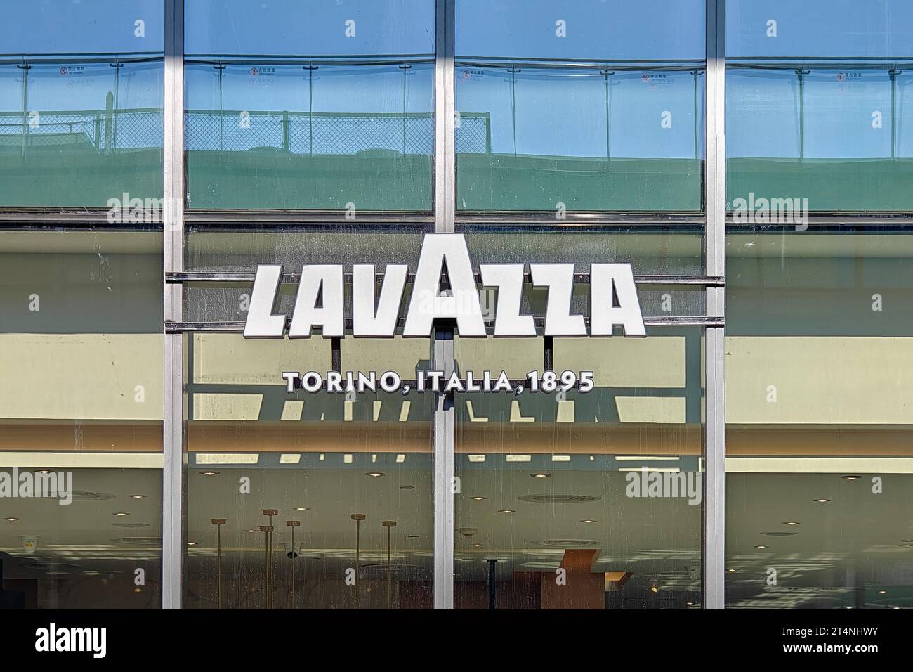 SHANGHAI, CINA - 27 OTTOBRE 2023 - clienti all'interno di LAVAZZA Cafe a Shanghai, Cina, 1 novembre 2023. Foto Stock