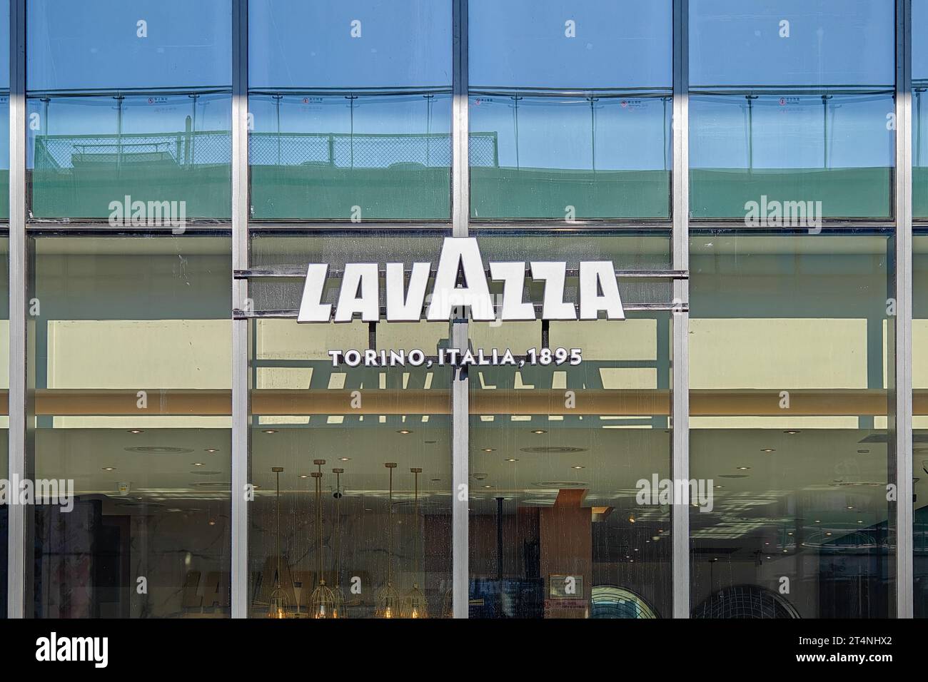 SHANGHAI, CINA - 27 OTTOBRE 2023 - clienti all'interno di LAVAZZA Cafe a Shanghai, Cina, 1 novembre 2023. Foto Stock