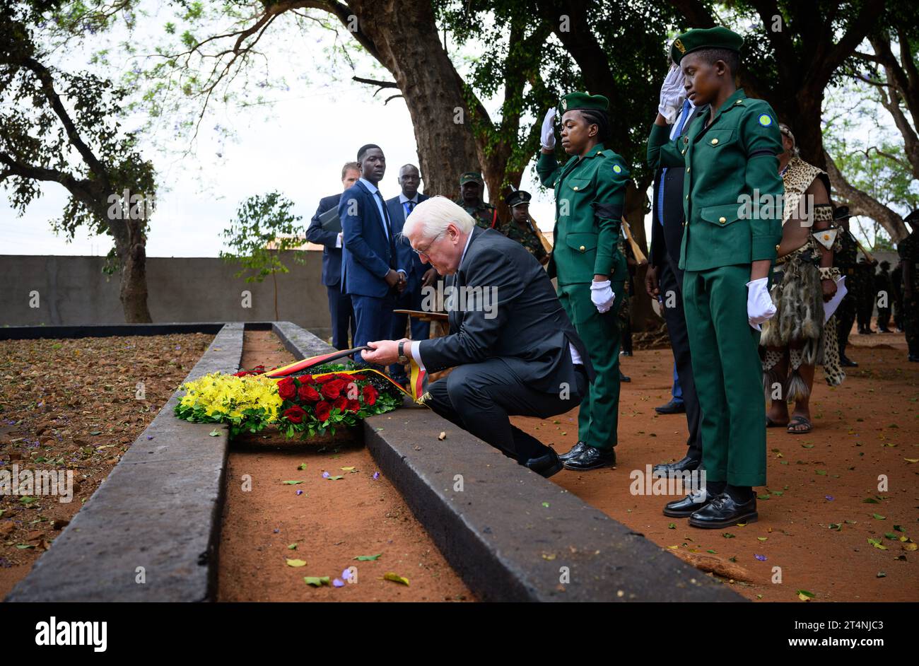 Songea, Tanzania. 1 novembre 2023. Il presidente tedesco Frank-Walter Steinmeier pone una corona al monumento agli eroi della guerra Maji Maji nel Songea Memorial Park. Ha concluso il suo viaggio in Tanzania mercoledì con un contributo a venire a patti con il passato coloniale della Germania e ha incontrato famiglie a Songea i cui antenati sono morti in una guerra combattuta brutalmente nella colonia dell'Africa orientale tedesca. Crediti: Bernd von Jutrczenka/dpa/Alamy Live News Foto Stock