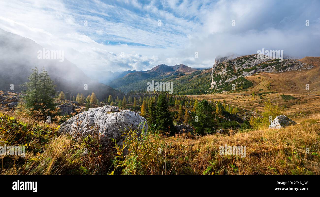 Paesaggio dolomitico dal passo Valparola in mattinata d'autunno Foto Stock