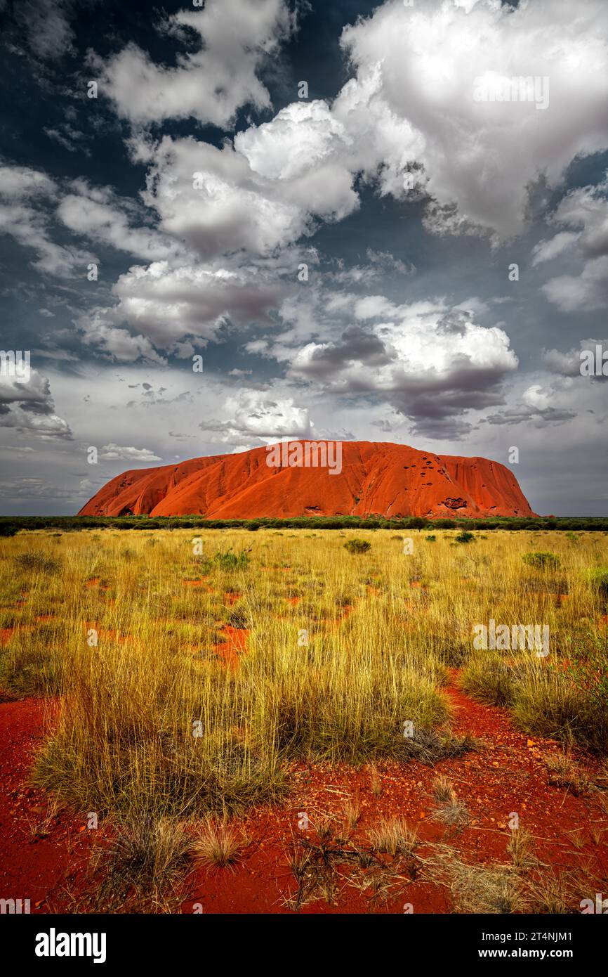 Eccezionale Uluru nell'Australia centrale sotto nuvole affascinanti. Foto Stock