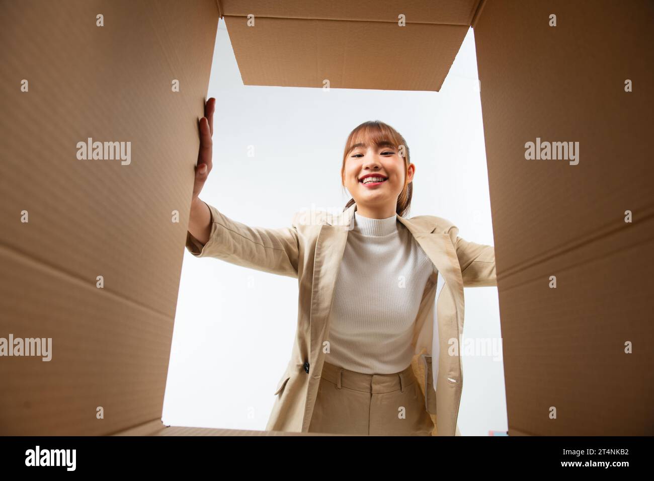 Cliente femminile felice soddisfatto del servizio di consegna rapida, del ritiro dei pacchi e del concetto di spedizione. Foto Stock