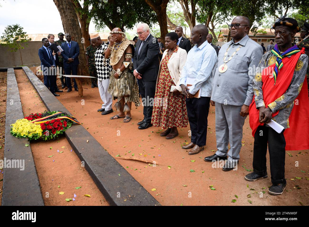 Songea, Tanzania. 1 novembre 2023. Il presidente tedesco Frank-Walter Steinmeier pone una corona al monumento nel Songea Memorial Park insieme ai discendenti degli eroi della guerra Maji Maji. Steinmeier terminò il suo viaggio in Tanzania mercoledì con un contributo a venire a patti con il passato coloniale tedesco e incontrò famiglie a Songea i cui antenati morirono in una guerra combattuta brutalmente nella colonia dell'Africa orientale tedesca. Crediti: Bernd von Jutrczenka/dpa/Alamy Live News Foto Stock