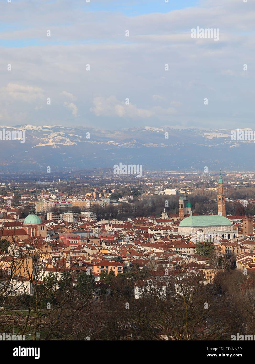 Panorama di VICENZA in Italia e il famoso monumento chiamato BASILICA PALLADIANA con la torre vista dall'alto Foto Stock