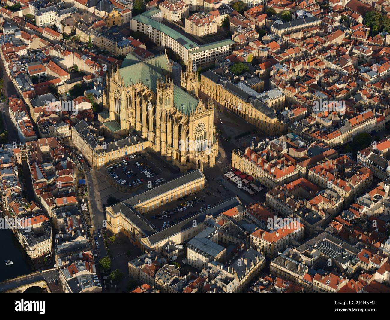 VISTA AEREA. Cattedrale di Saint-Étienne de Metz vista da ovest. Metz, Mosella, Grand Est, Francia. Foto Stock