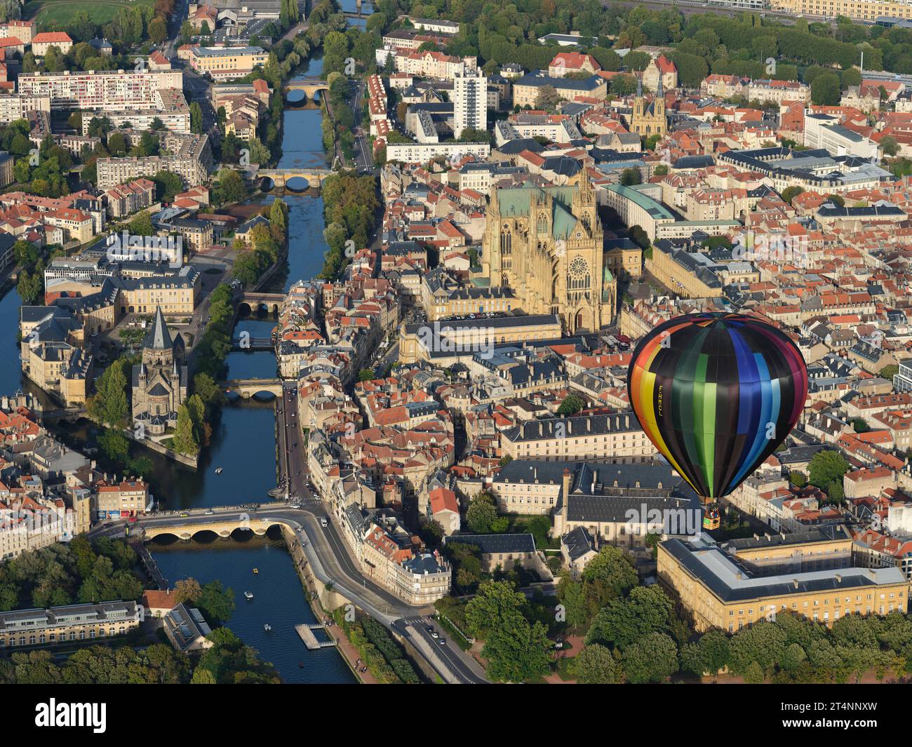 VISTA ARIA-ARIA. Mongolfiera alla deriva sopra la città di Metz. Mosella, Grand Est, Francia. Foto Stock