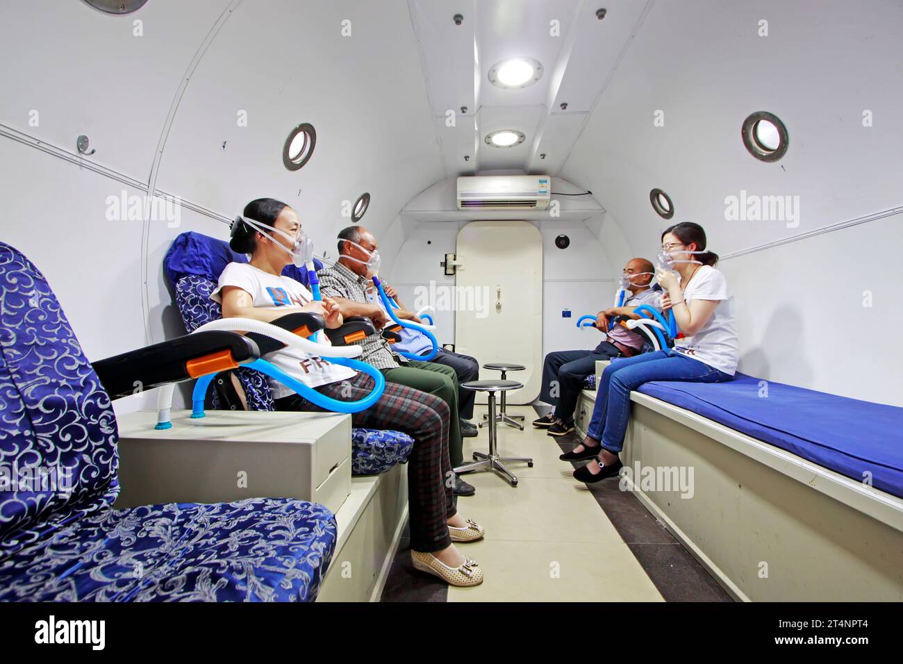 Luannan - giugno 29: Pazienti che indossano maschere per ossigeno, nella camera di ossigeno iperbarica, il 29 giugno 2015, contea luannana, provincia di hebei, Cina Foto Stock