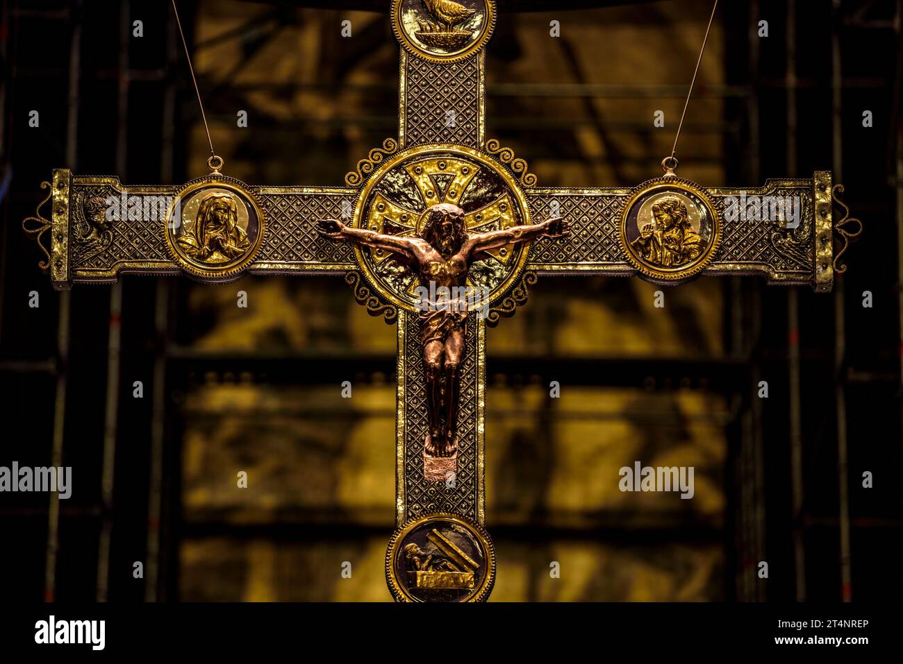 Crocifisso di Cristo sull'altare della cattedrale di San Pietro di Vic (Osona, Barcellona, Catalogna, Spagna) ESP Crucifijo de Cristo en catedral de Vic Foto Stock