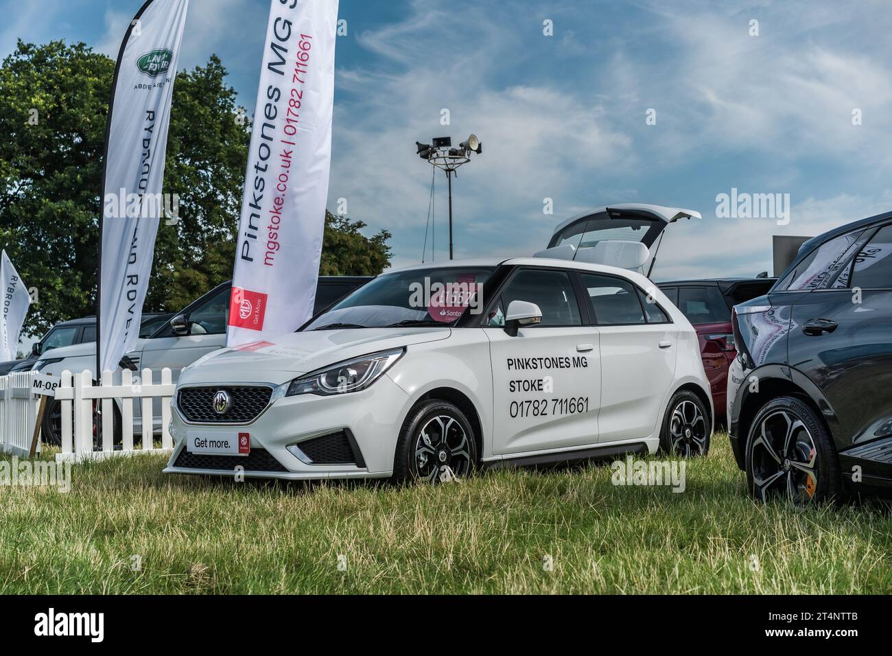 Nantwich, Cheshire, Inghilterra, 26 luglio 2023. White MG MG3 presso uno stand fieristico, illustrazione editoriale per il commercio automobilistico. Foto Stock